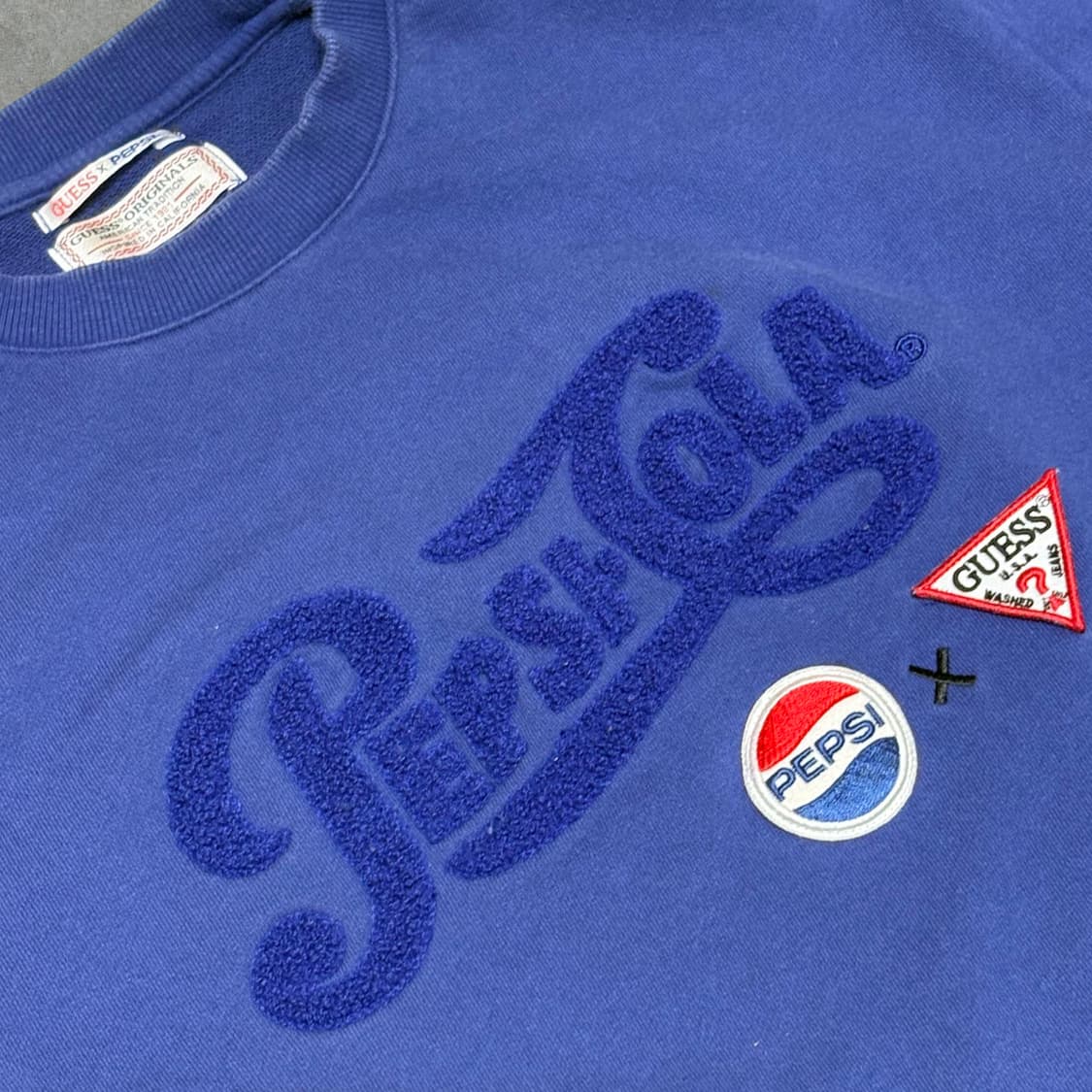 GUESS × PEPSI 콜라보 맨투맨 상품이미지1
