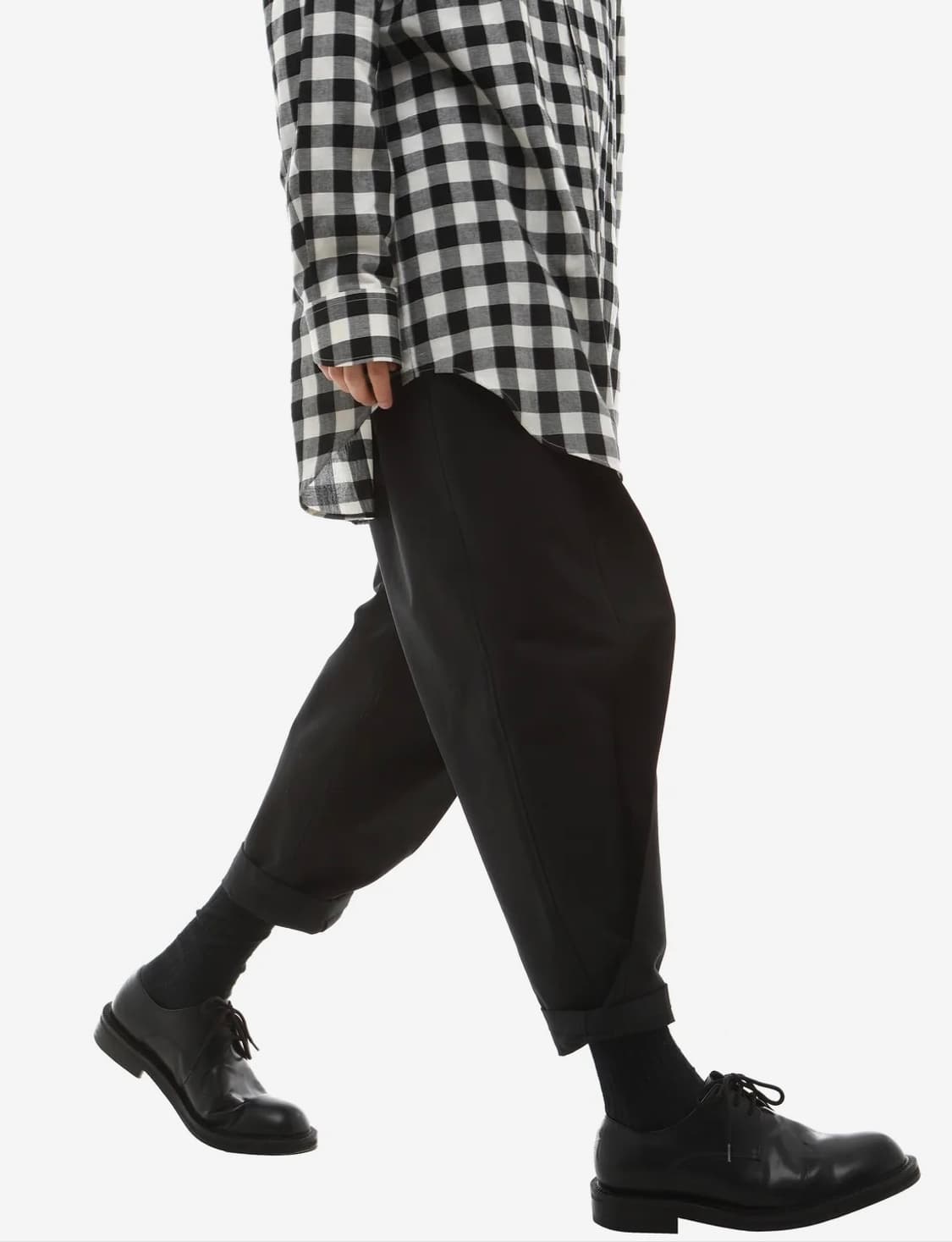 로코베이직 PO14 블랙 테이퍼드 팬츠 입니다. 상품이미지3