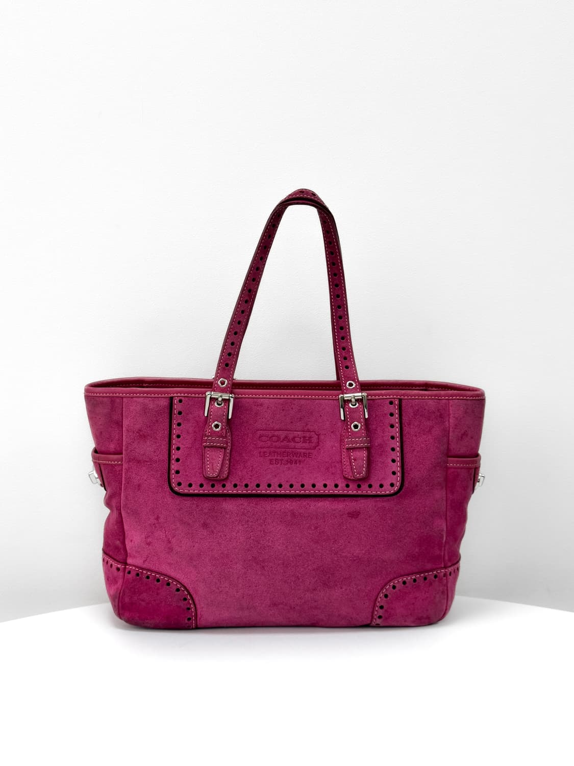 코치 펀칭 디테일 스웨이드 토트백 상품이미지1