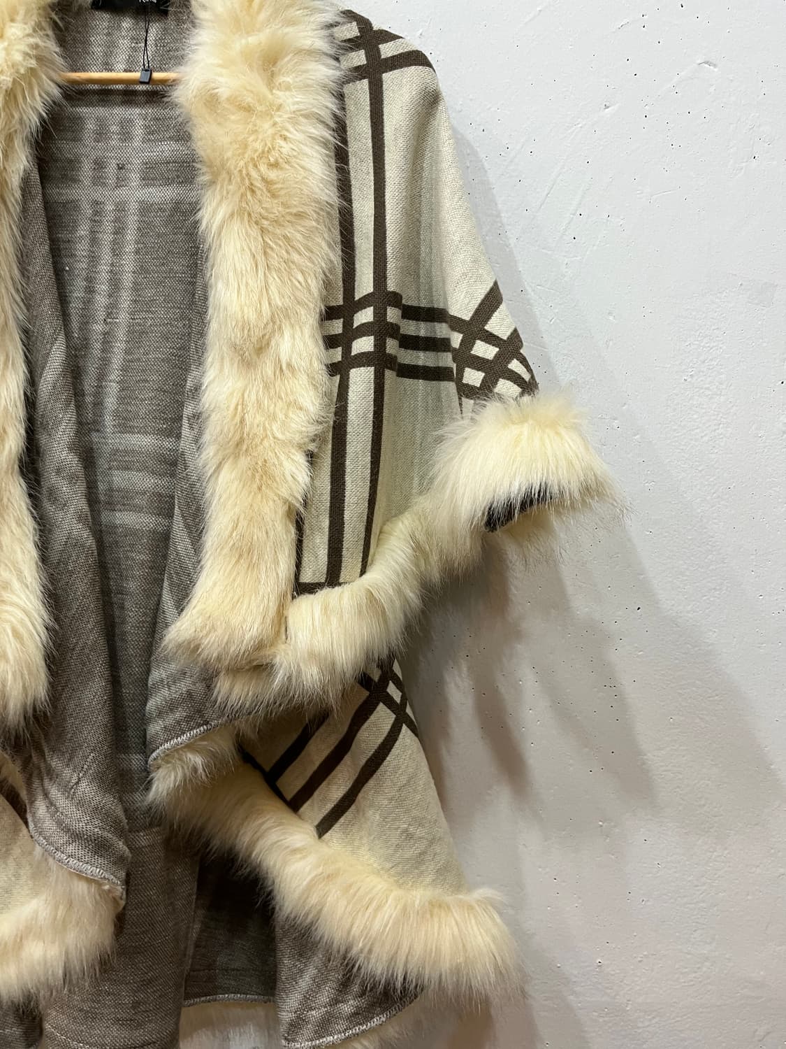 Riana JPN 퍼 트리밍 케이프 상품이미지4