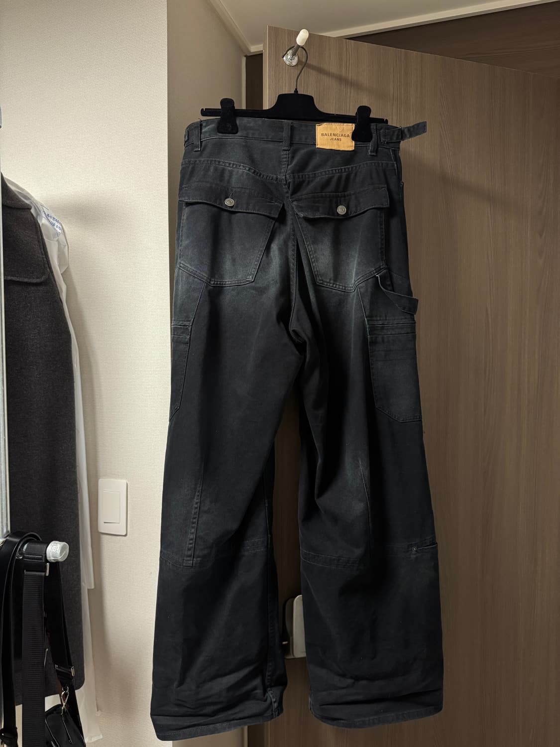 (S) 발렌시아가 페이드블랙 카고팬츠 BTS 정국바지 상품이미지4