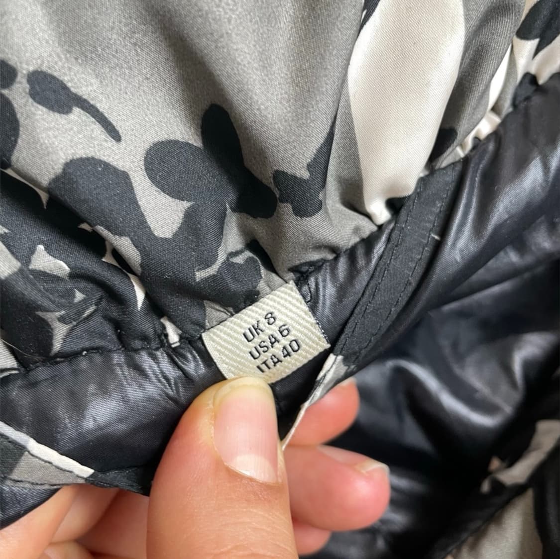 블랙 아이보리 플로럴 체크 패턴 하이넥 패딩 자켓 (UK 8) 상품이미지3