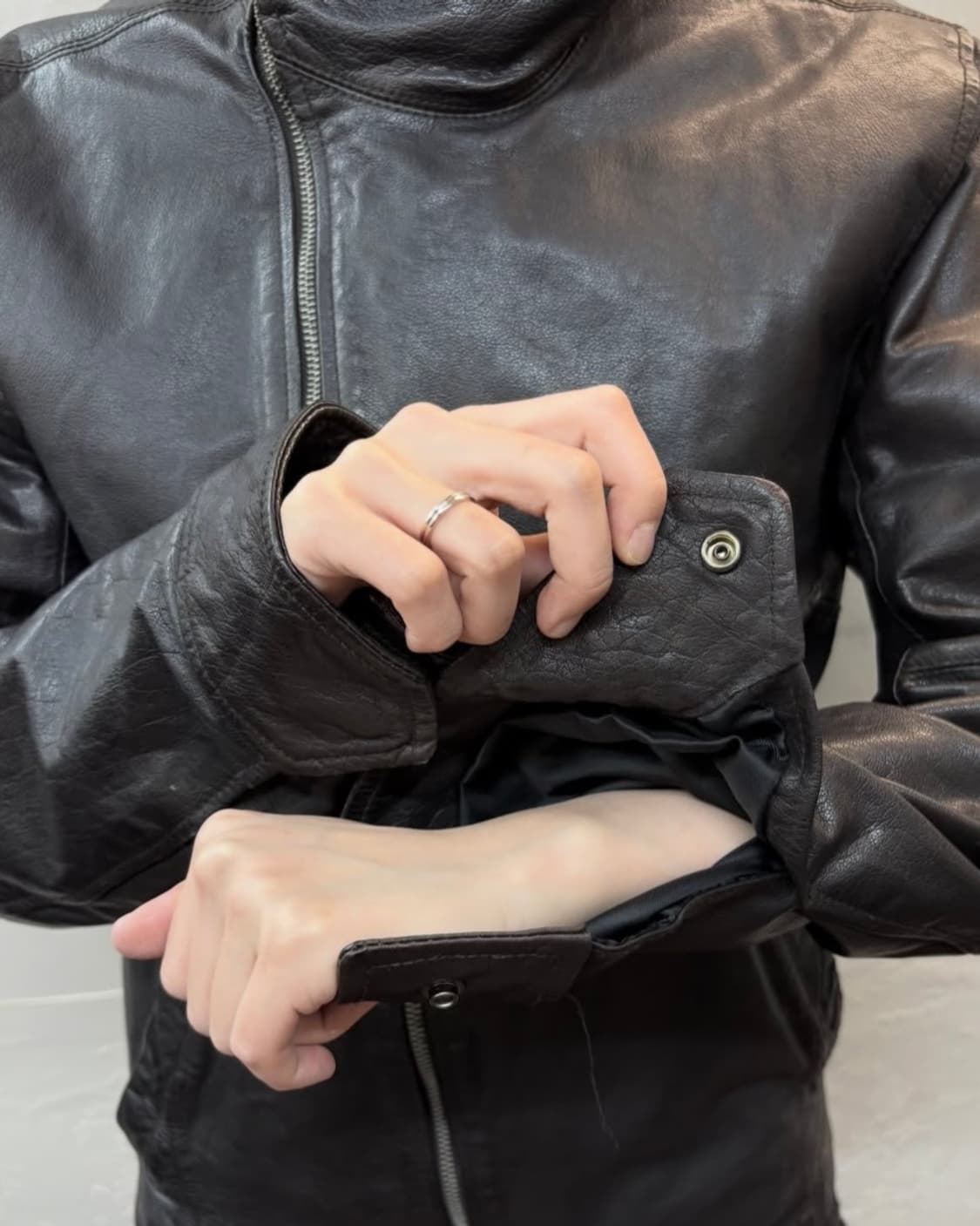 코데즈컴바인 하이넥 사선 비대칭 카우 레더 자켓 상품이미지5