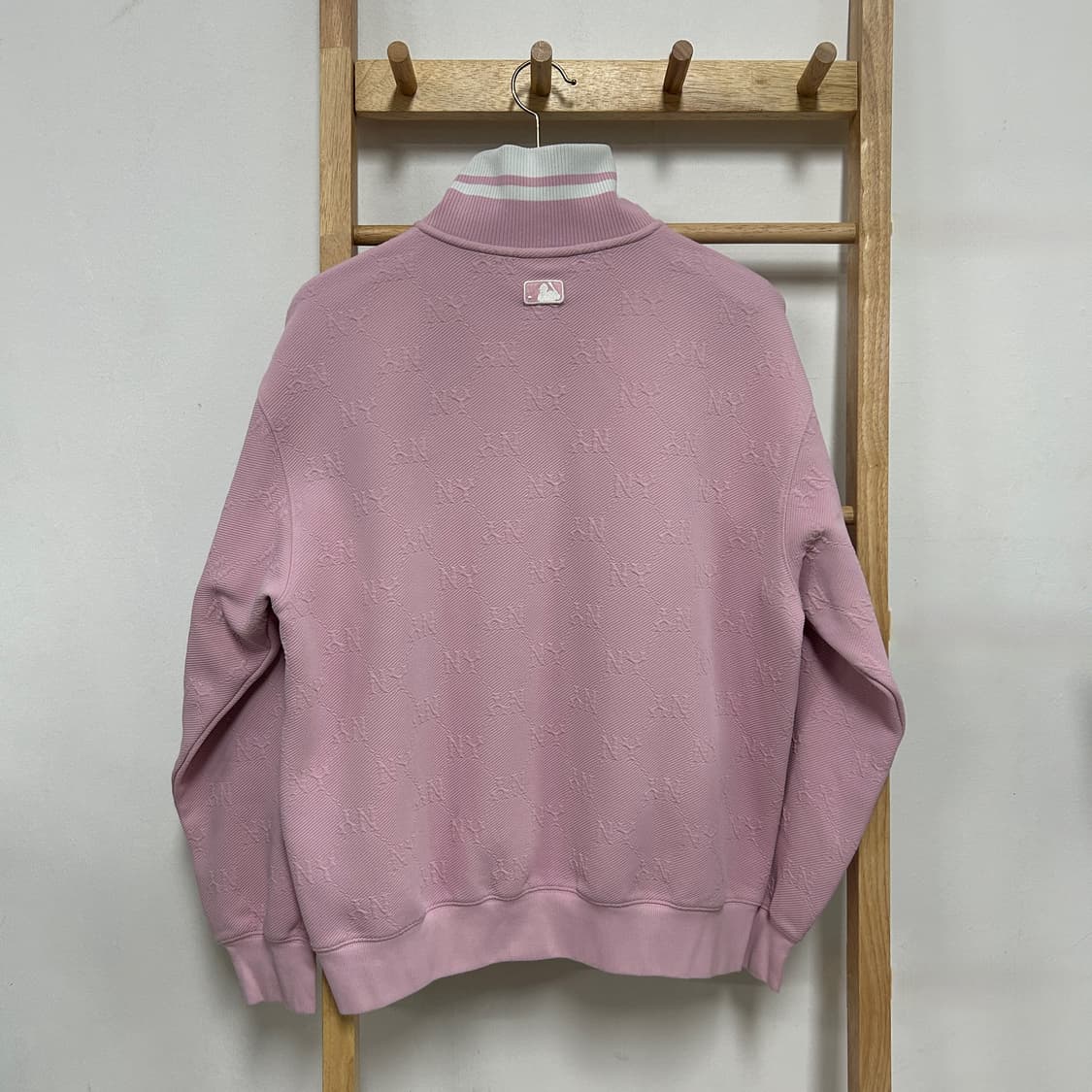 MLB 뉴욕 양키스 NY 모노로고 핑크 반집업 맨투맨 상품이미지4