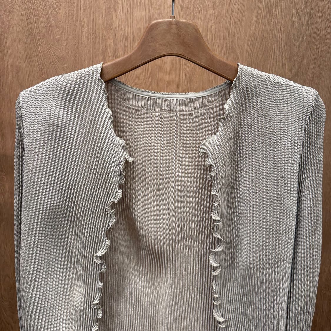 스피치오 크롭 가디건 플리츠 오픈형 웨이브 컷 내추럴 프릴 디테일 베이지 상품이미지4