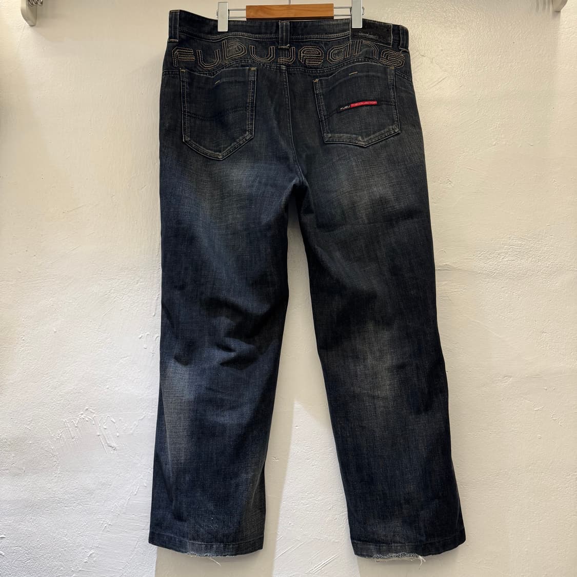 후부 레터링 자수 데님 팬츠 상품이미지1