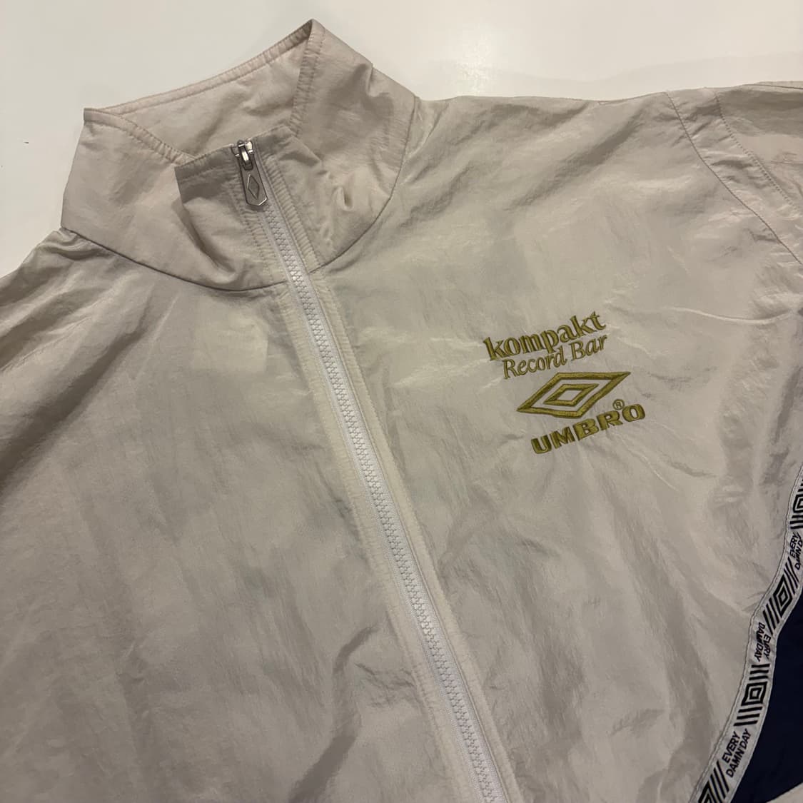 [100] 엄브로 바람막이 화이트 KOMPAKT 레코드바 B409 상품이미지3