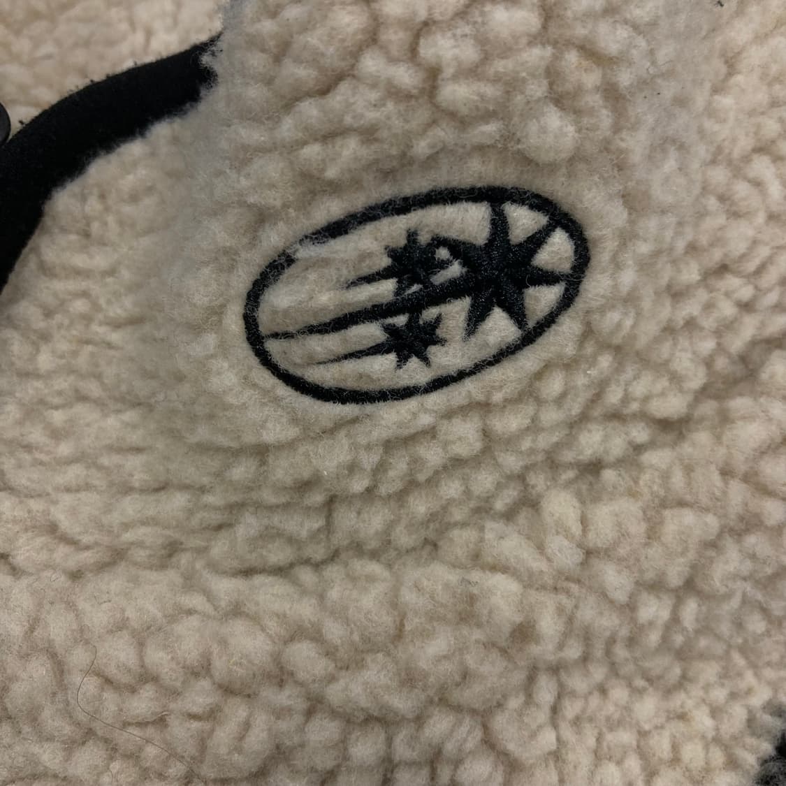 나이스고스트클럽 멀티 로고 패턴 쉐르파 자켓 상품이미지2