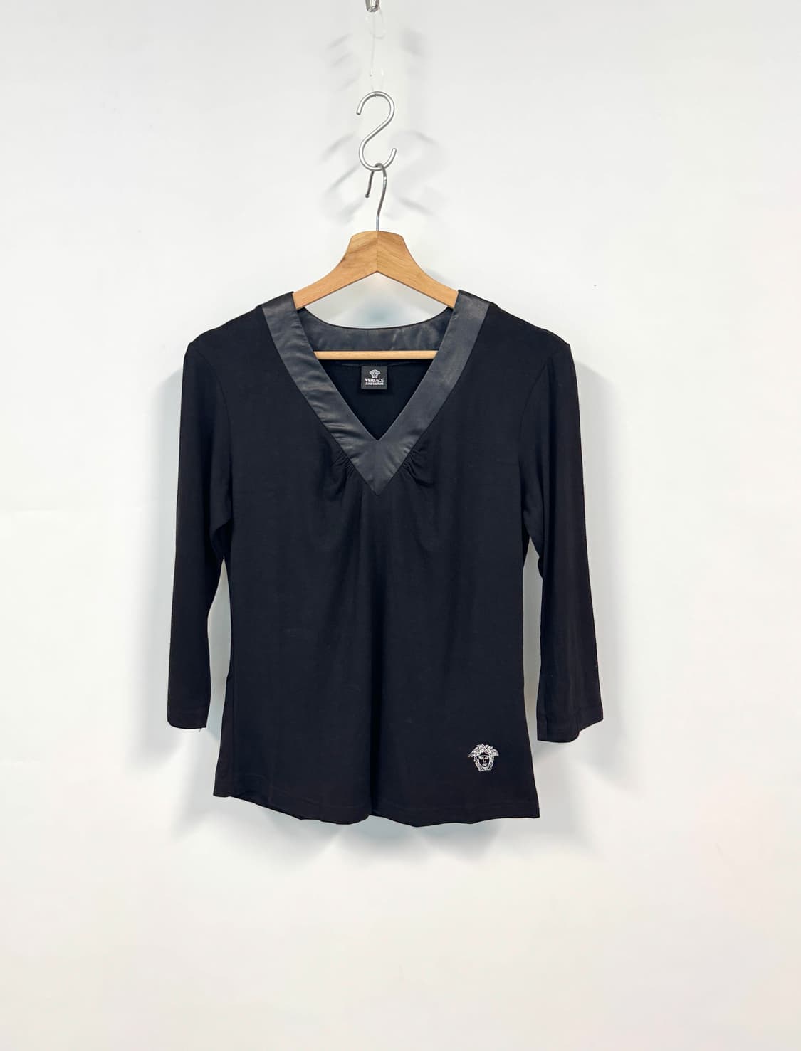 VERSACE JEANS COUTURE 베르사체 메두사 블랙 브이넥 티셔 상품이미지1