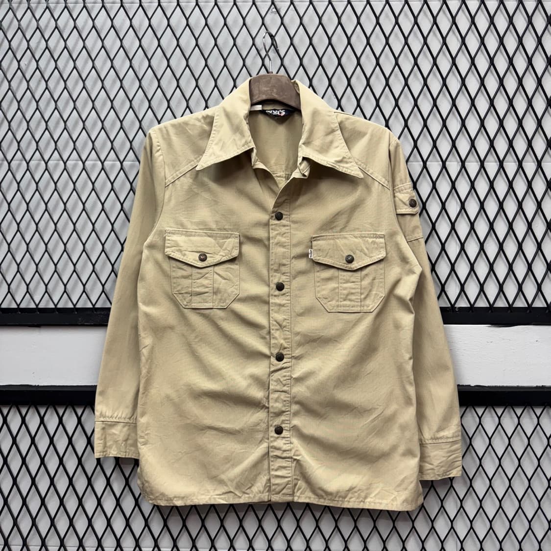 리바이스 긴팔 코트 셔츠 와이드 카라넥 슬리브 포켓 디테일 베이지 상품이미지1