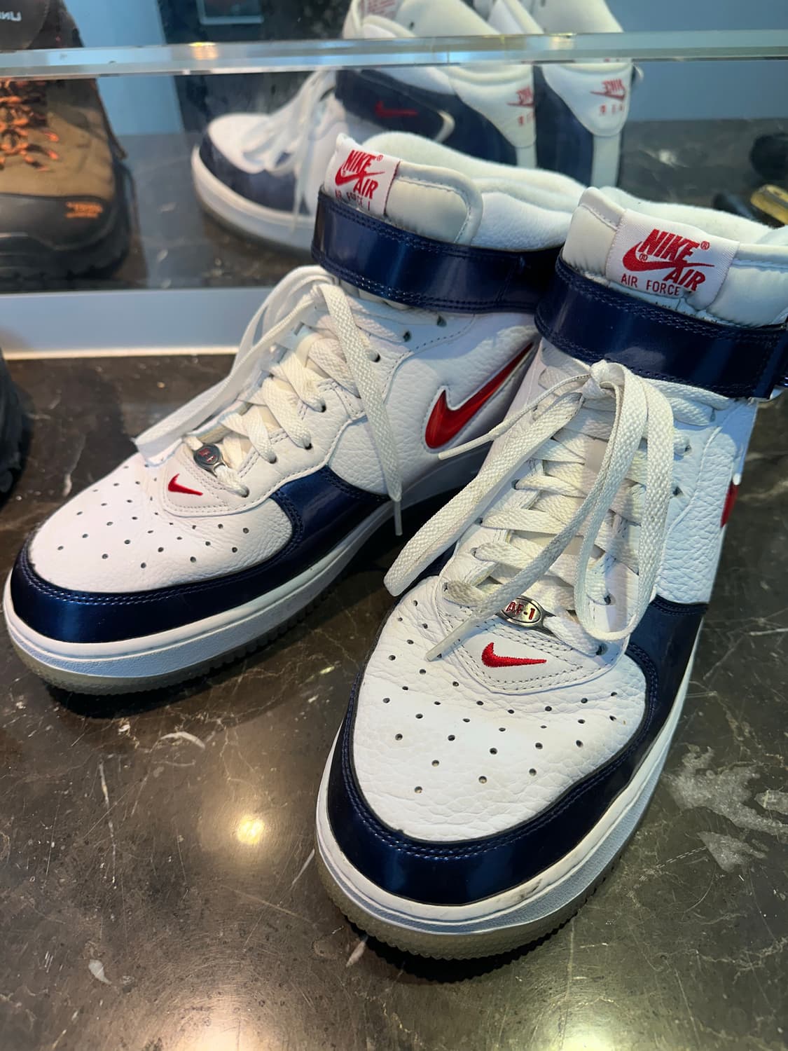 290나이키 에어포스 1 미드 QS 유니버시티 레드 앤 미드나 잇 네이비 상품이미지2