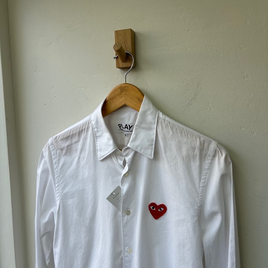 16141 - 꼼데가르송 레드 와펜 화이트 셔츠 상품이미지1