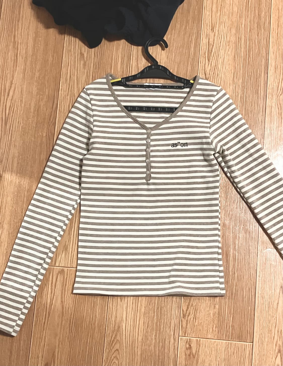 애즈온 엘렌 스트라이프 티 베이지 롱슬리브헨리넥 상품이미지3