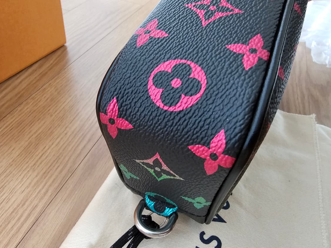 루이비통 한정판 퍼렐 이어폰 그라데이션 크로스백 (새상품) 상품이미지6