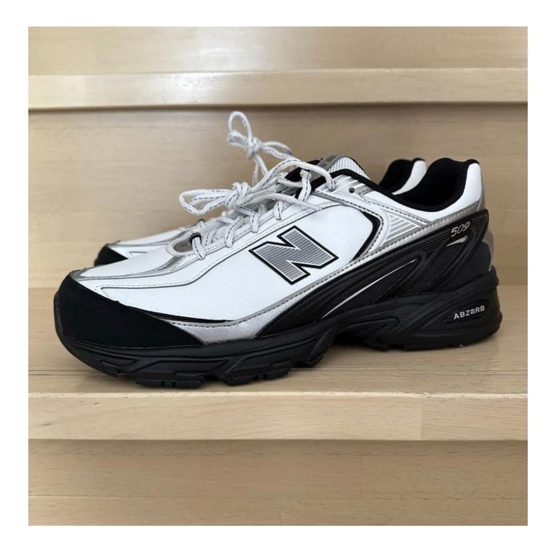 뉴발란스 509 화이트 블랙 235사이즈 새상품 판매 합니다 상품이미지1
