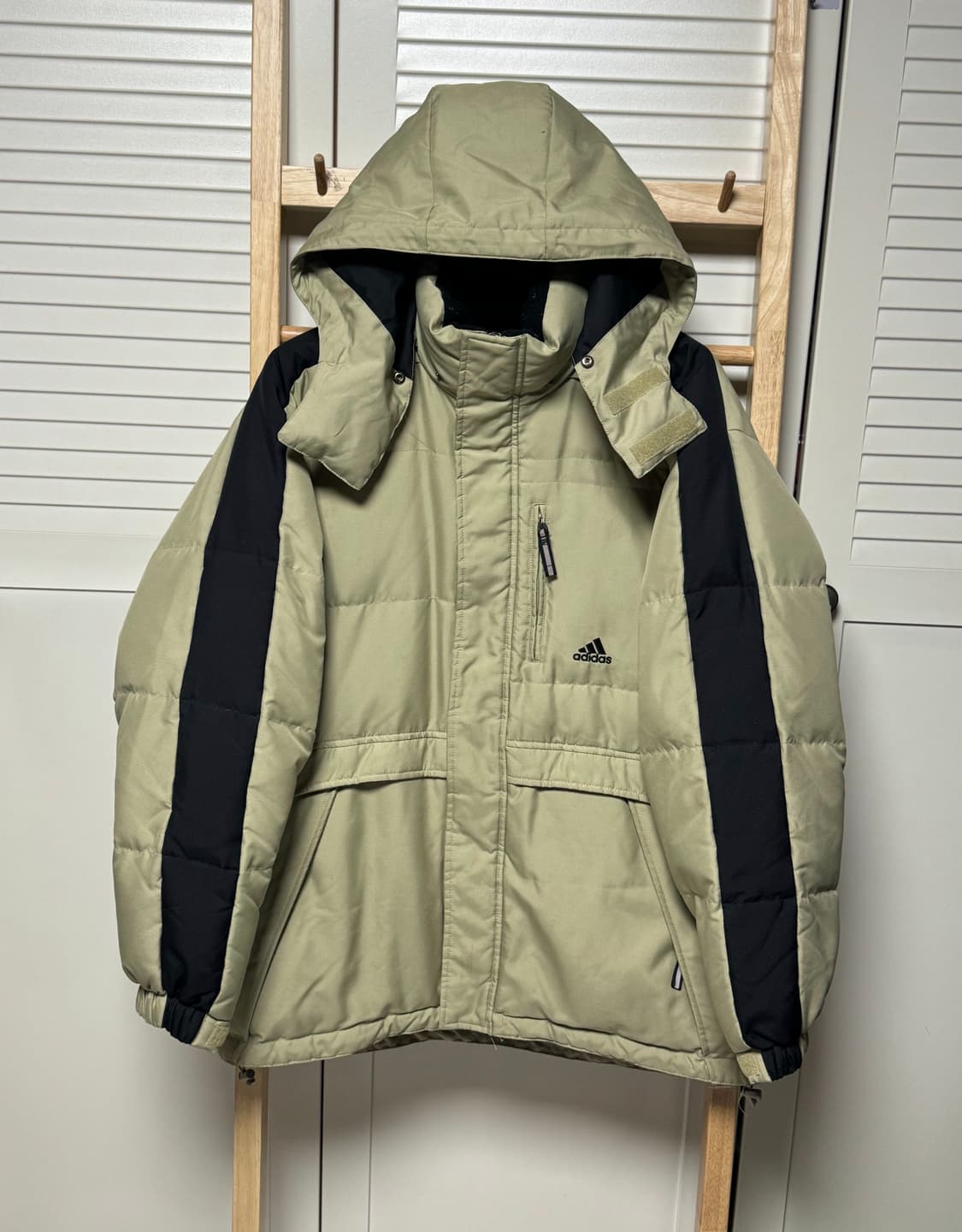 아디다스 사이드라인 카키 푸퍼 패딩 투웨이 자켓 상품이미지1