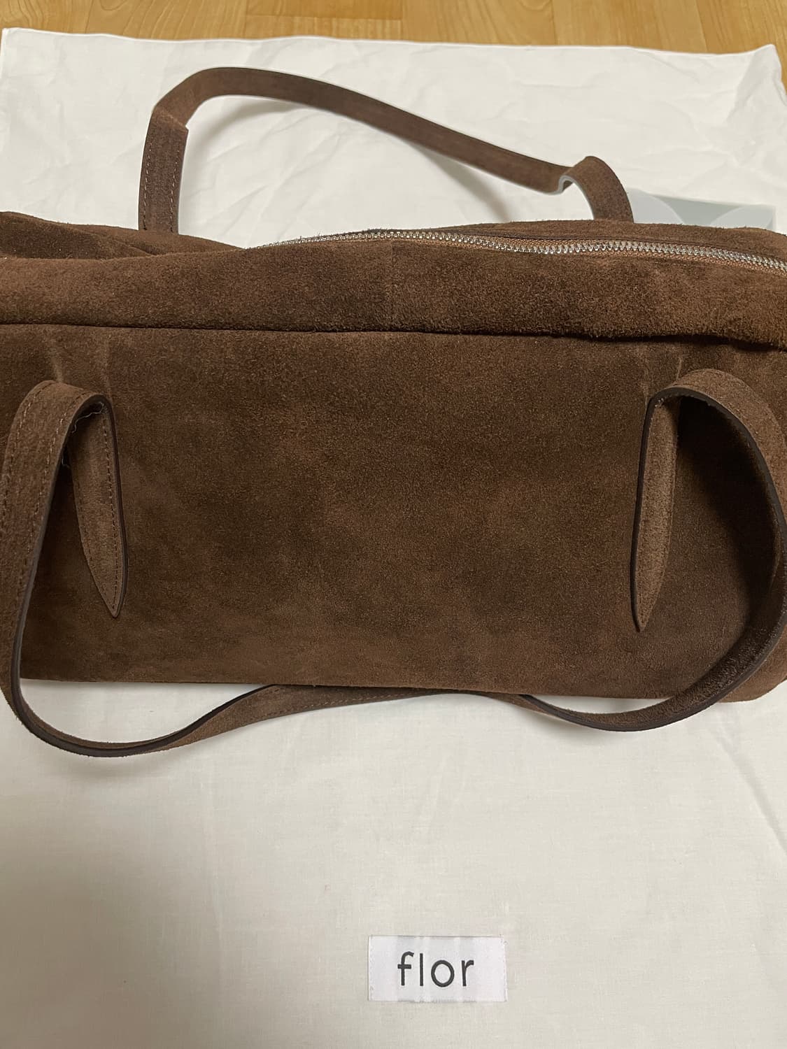 플로르 윌로 플루트 백 스웨이드 브라운 상품이미지9