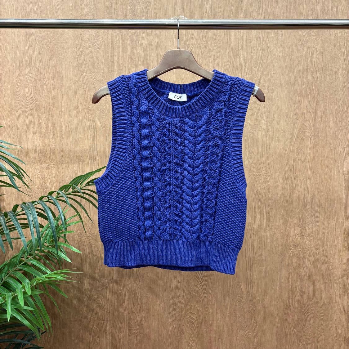 코스 니트 베스트 케이블 니팅 씨드 스티치 골지 마감 디테일 블루 상품이미지1