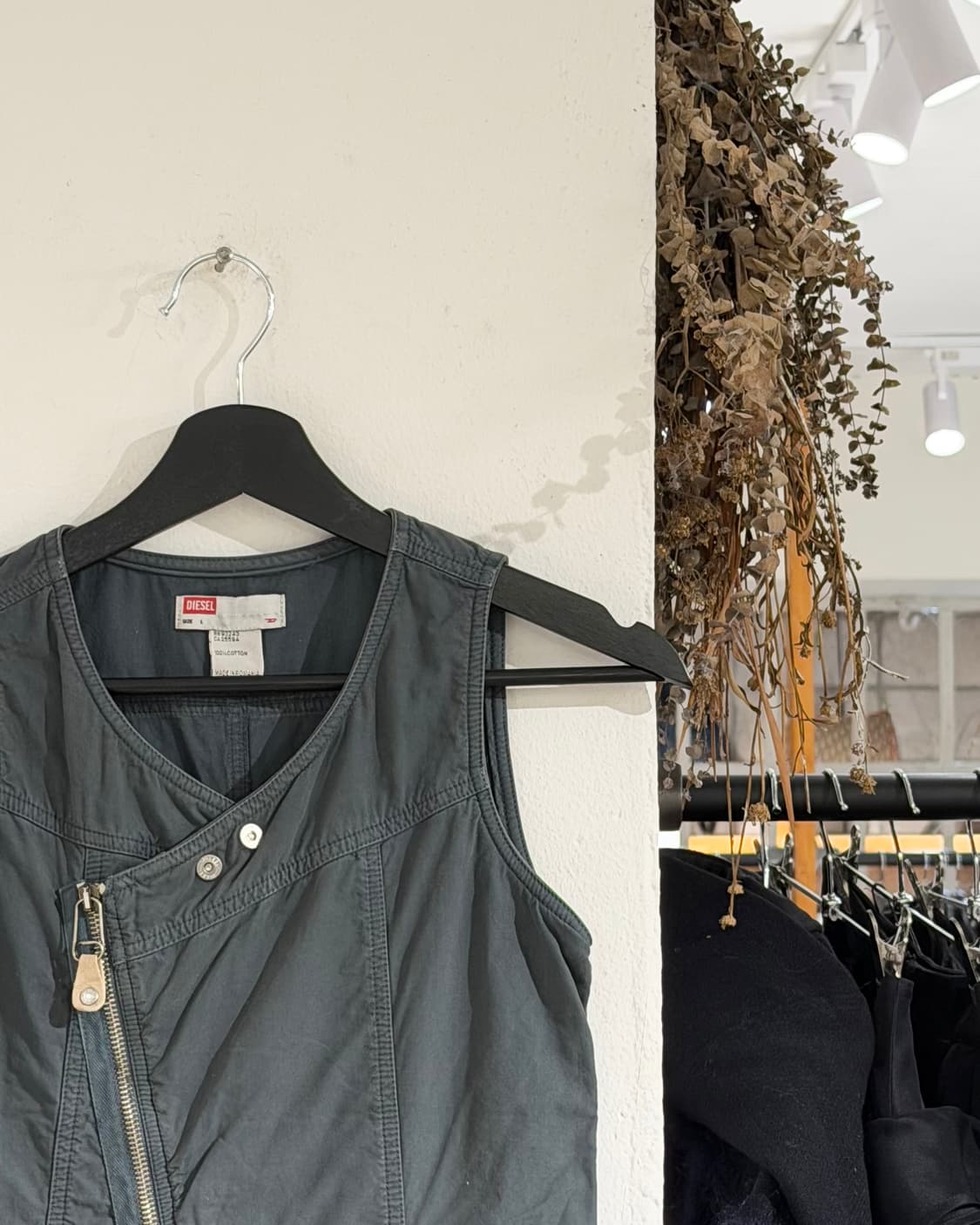 디젤 차콜 코튼 지퍼 벨티드 슬리브리스 원피스 상품이미지3