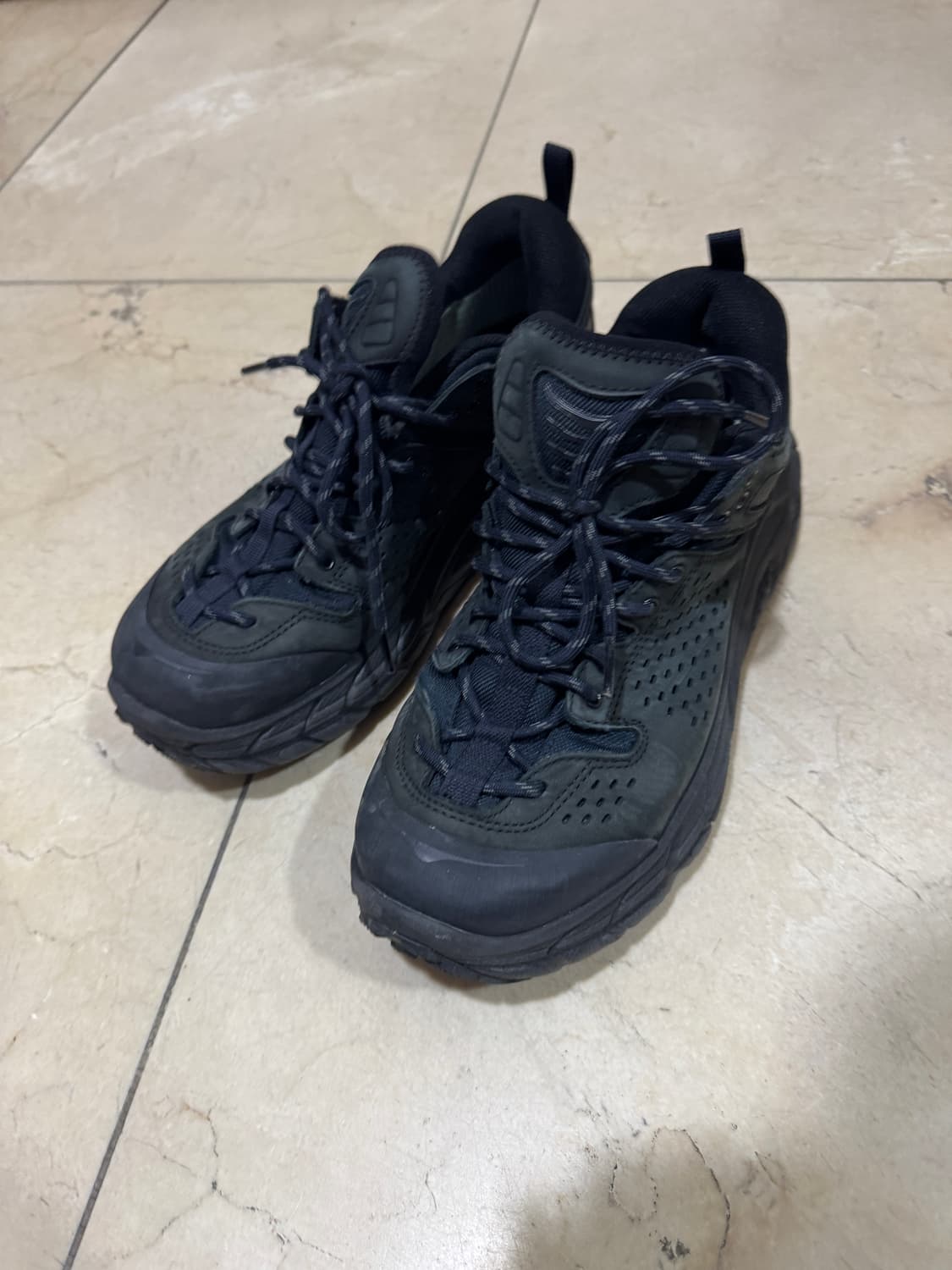 호카 토르 울트라 블랙 hoka 상품이미지1