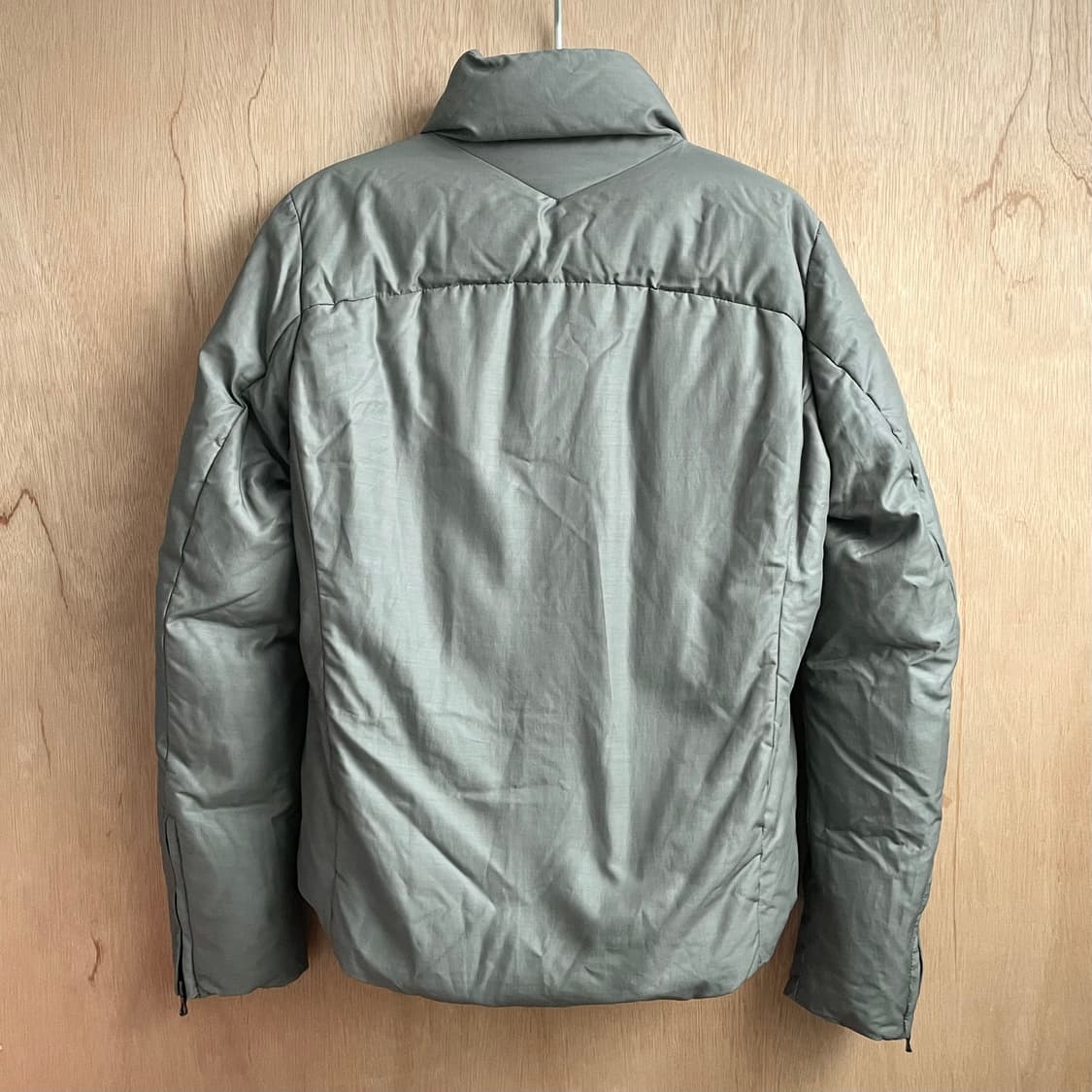 카즈유키쿠마가이 사선 집업 패딩 자켓 상품이미지2