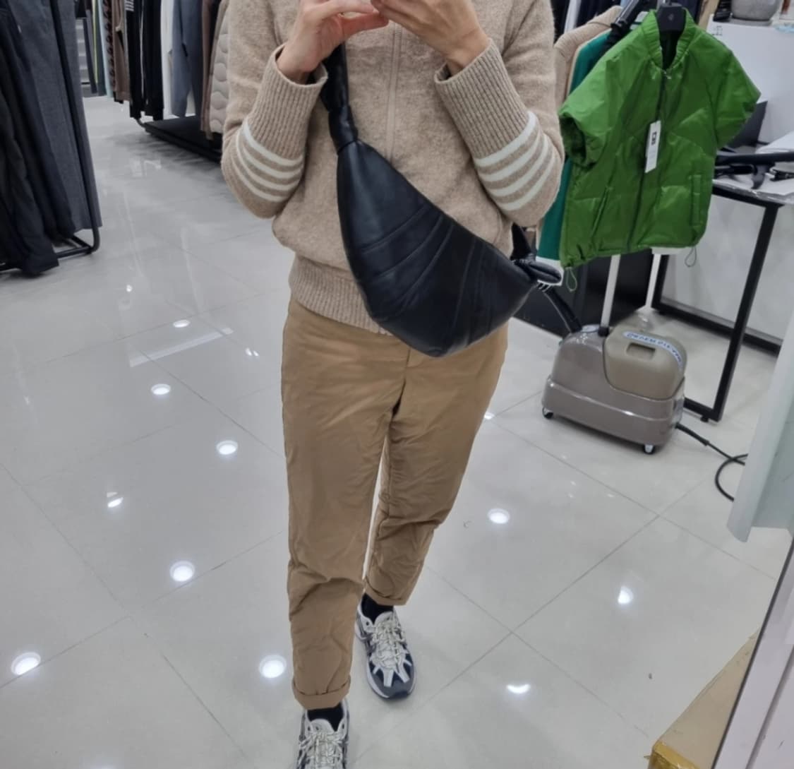 르메르 스몰 크루아상 백 소프트 나파레더블랙 상품이미지2