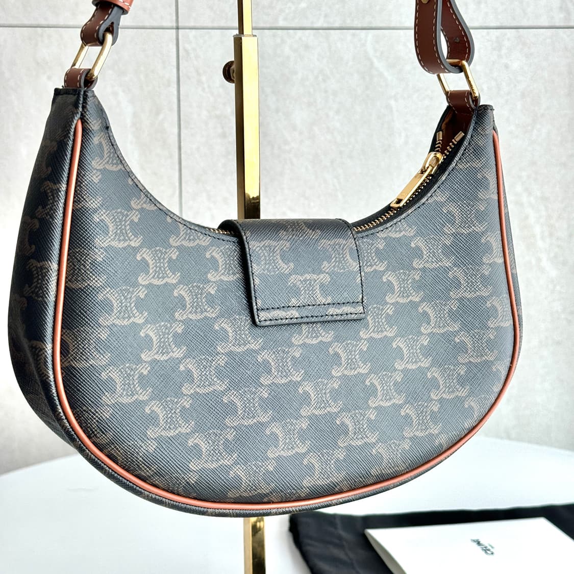 셀린느 트리옹프 아바백 미디움 상품이미지7