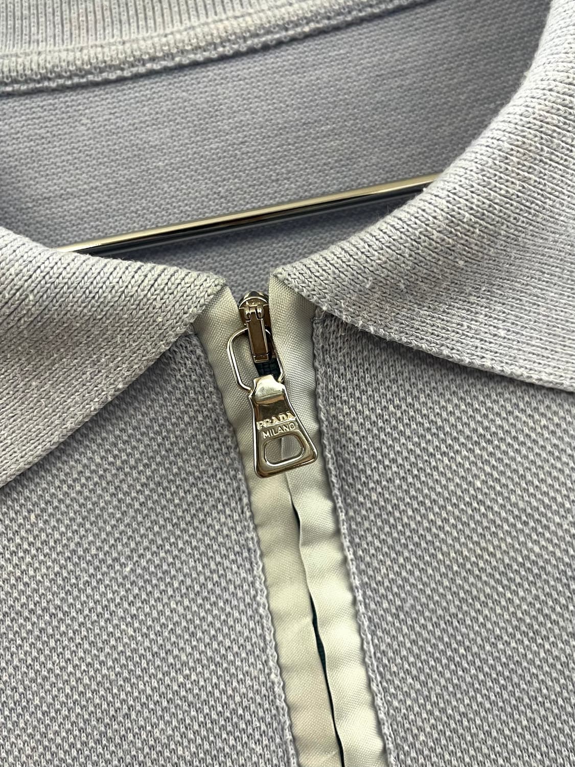 프라다 스포츠 백포켓 하프 집업 카라티 상품이미지4