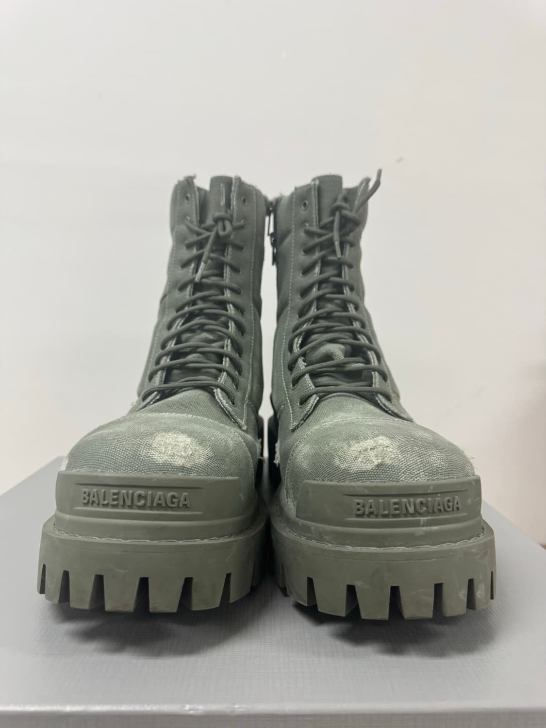 발렌시아가 컴뱃 스트라이크 카키 44 판매합니다 상품이미지1