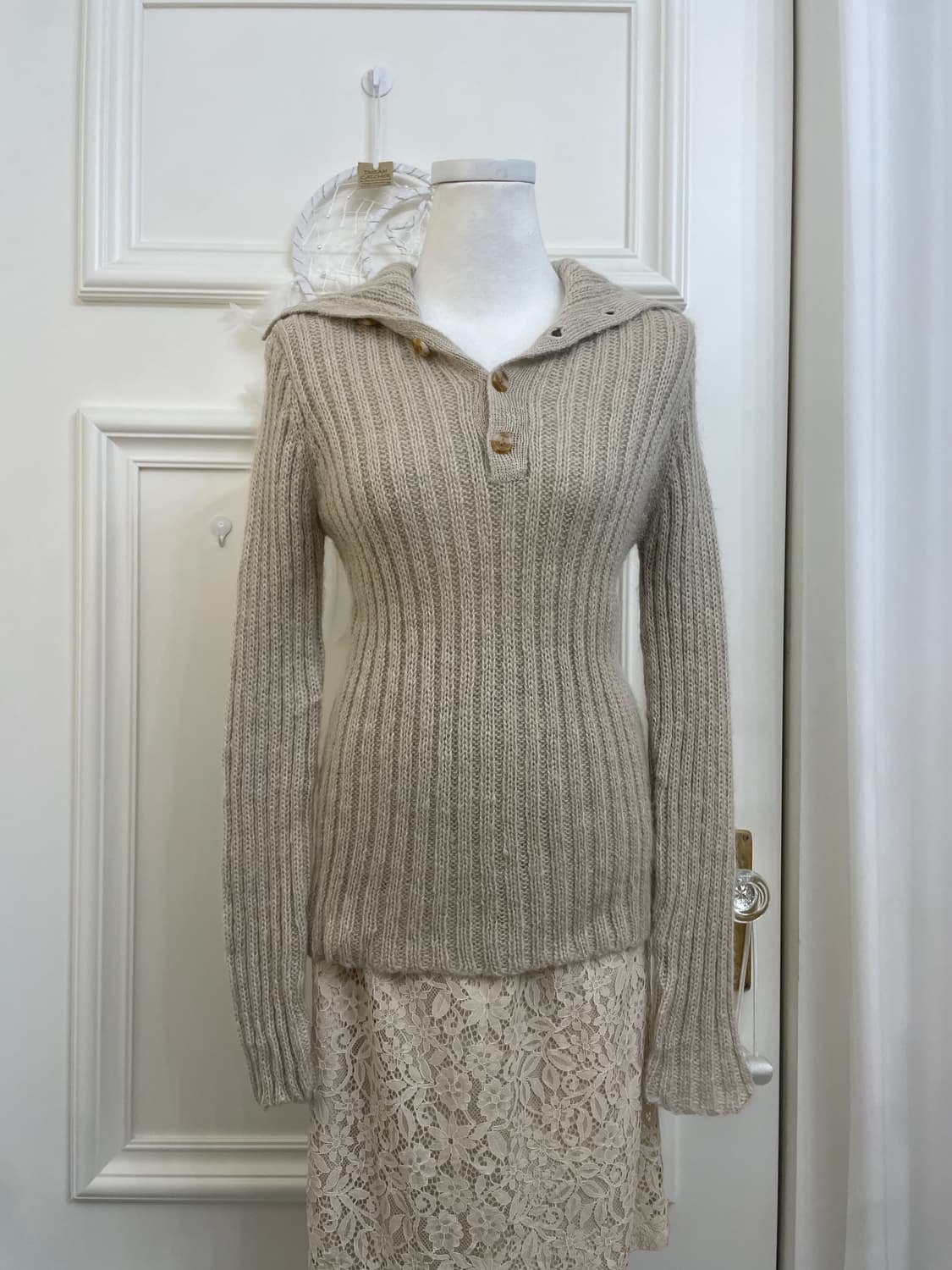 beige button collar warm sweater 상품이미지1