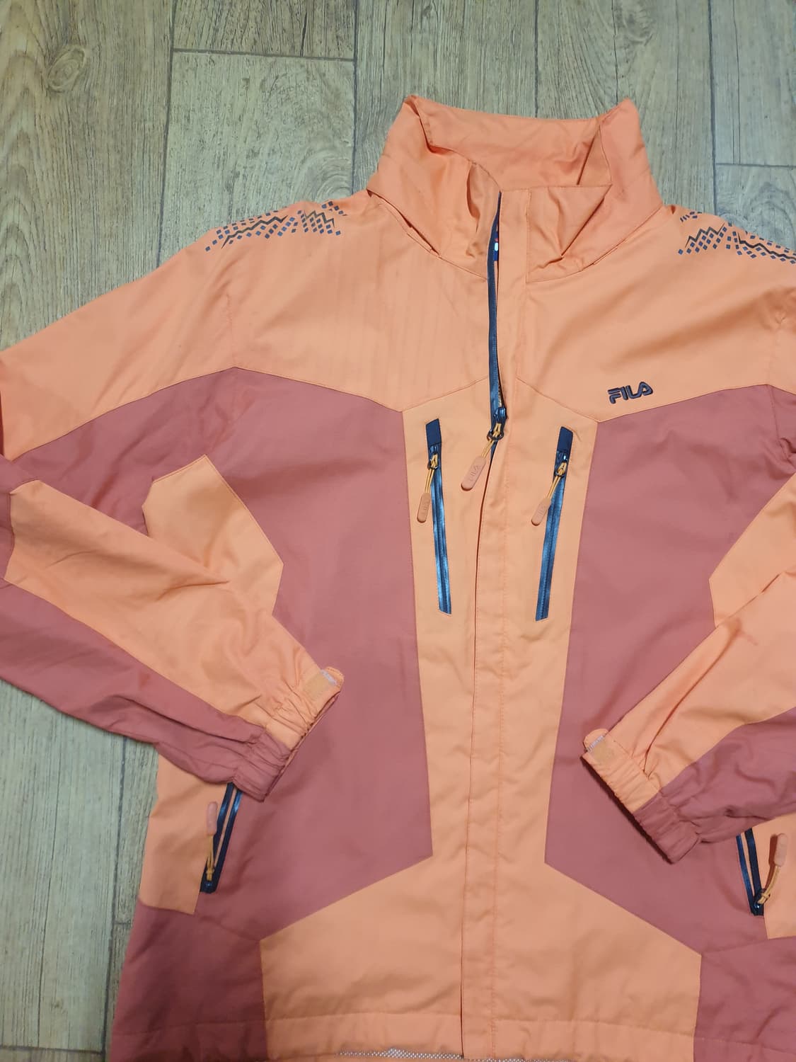 1207 휠라 아웃도어 바람막이 95 사이즈입니다 상품이미지4