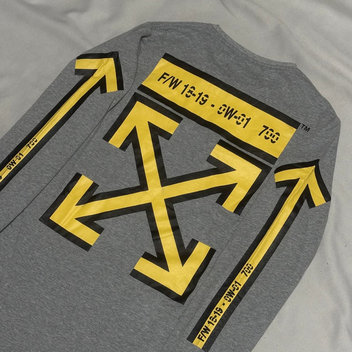 L 오프화이트 18-19 fw 옐로우 에로우 롱슬리브  상품이미지1