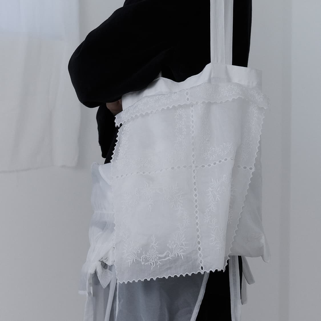 수집미학 레이스 디테처블 토트백 상품이미지1