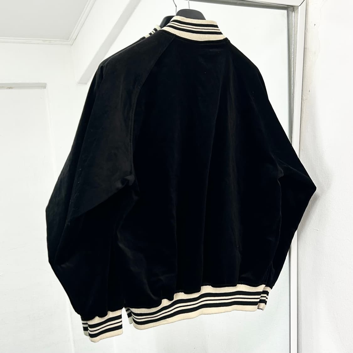 Humber 벨벳 자수 스카쟌 자켓 상품이미지5