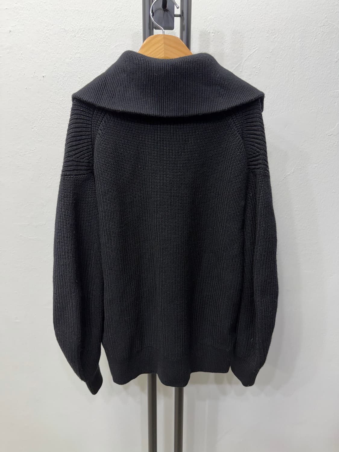 정품) COS 코스 여성 오버핏 블랙 니트 반집업 니트 L 상품이미지4