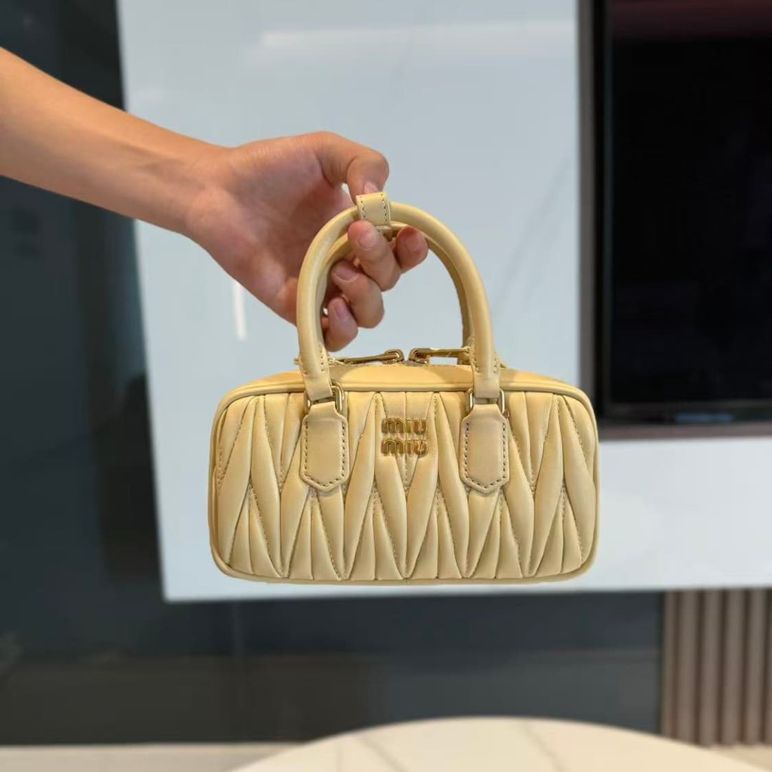 미우 미우 아르카디 마테라쎄 나파 레더 미니백1 상품이미지1