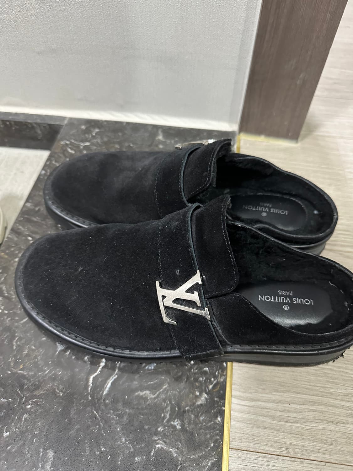 루이비통 남성 스웨이드 이지 뮬 슬리퍼 블랙 상품이미지1