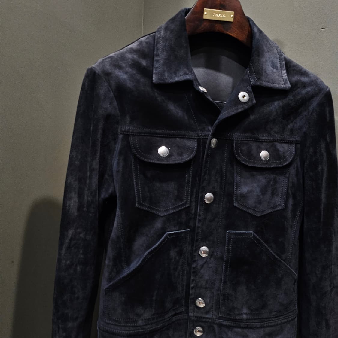 톰포드 캐시미어 스웨이드 트러커 자켓 블랙 상품이미지2