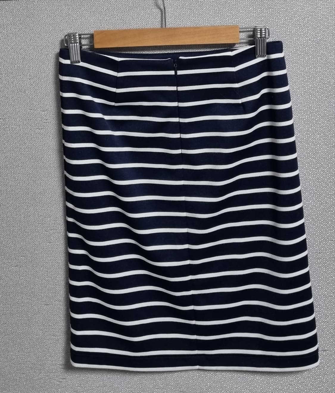 67사이즈) 헤지스 스트라이프 네이비+화이트 스커트 상품이미지2