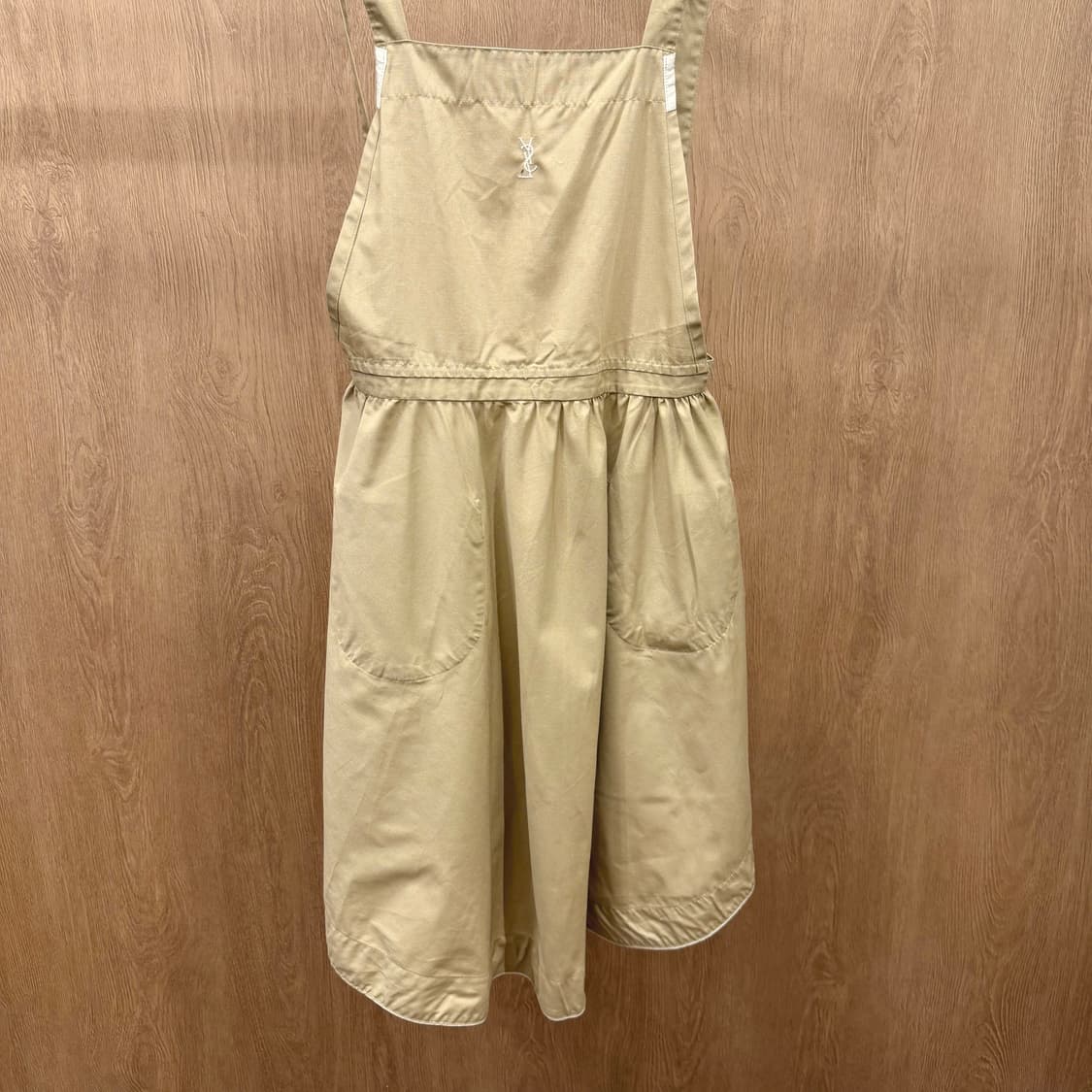 입생로랑 슬리브리스 에이프런 롱원피스 로고 자수 스트랩 디테일 베이지 상품이미지5