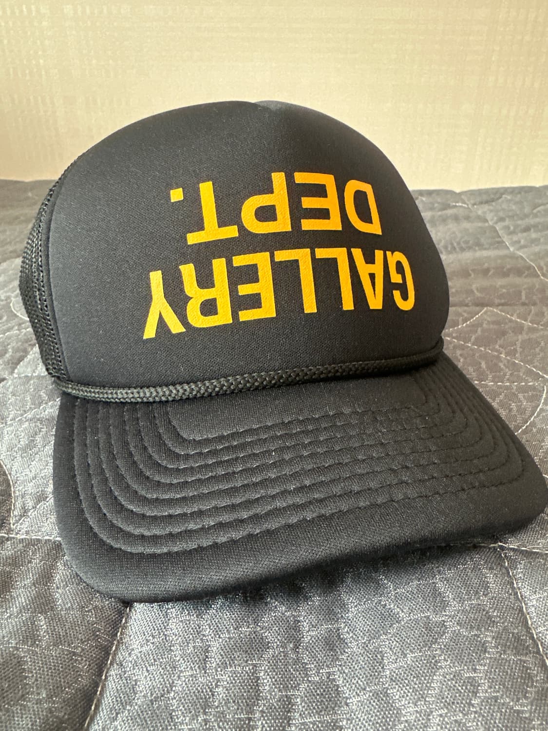 갤러리 디파트먼트 퍽드 업 트러커 캡 블랙 상품이미지1