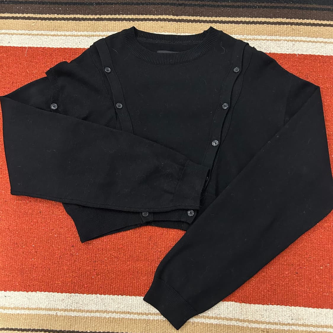 다이애그널 크롭 버튼 니트 탑 상품이미지1