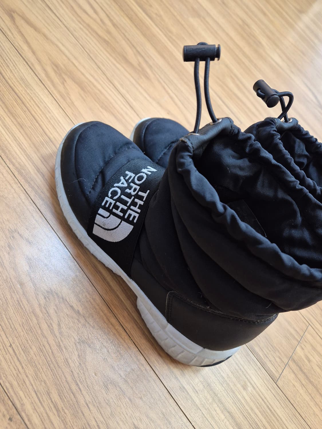 노스페이스 여성 부티 숏 랩 방한 부츠입니다. 색상은 블랙이며, 겨울철  상품이미지3