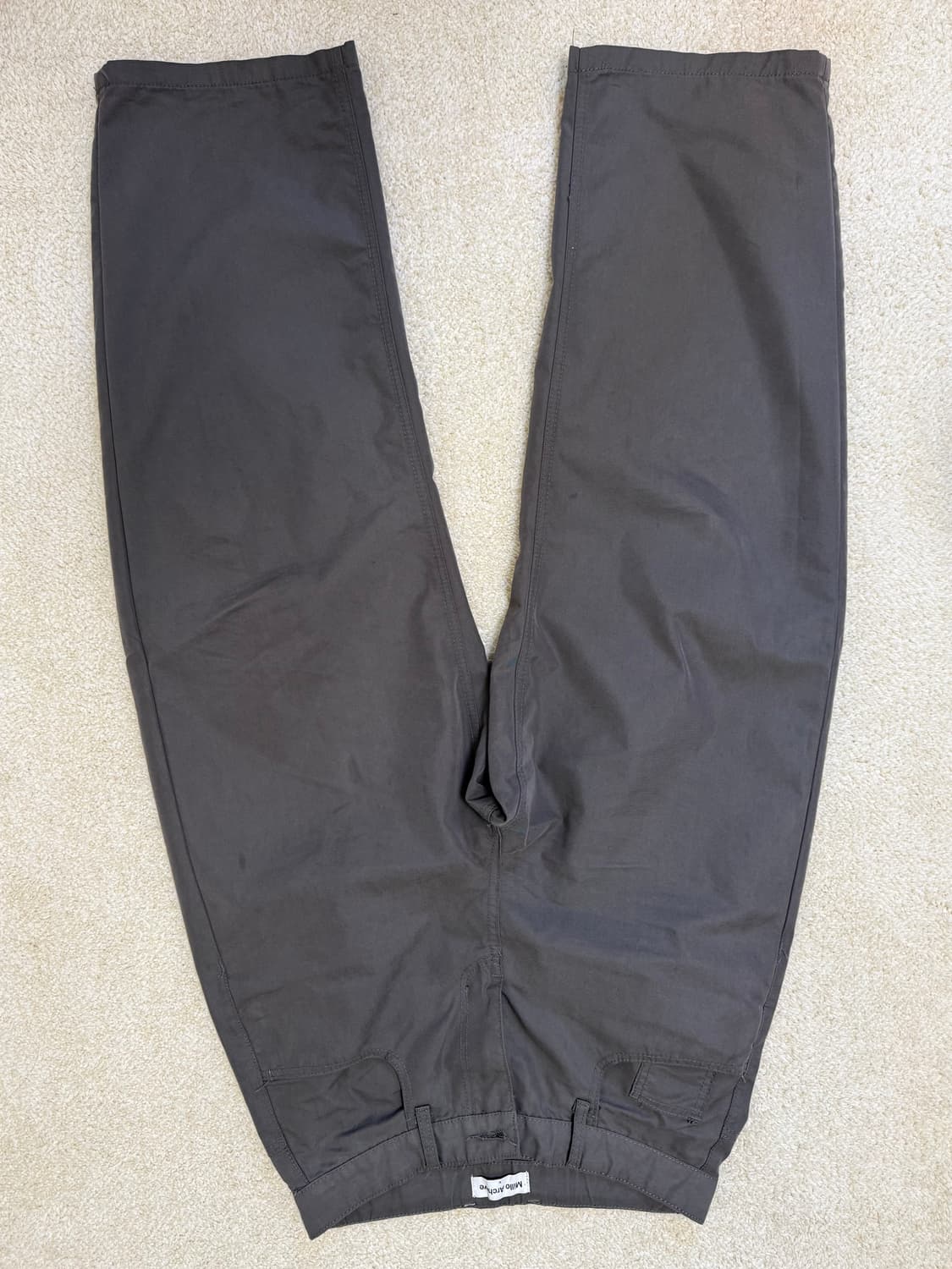 밀로아카이브 리플렉트 커브드 치노 차콜그레이 상품이미지2