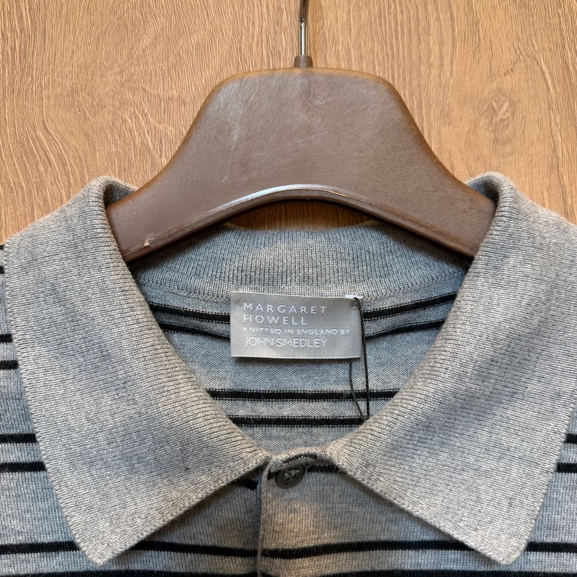 마가렛호웰 반팔 니트 카라넥 스트라이프 패턴 디테일 레귤러핏 그레이 상품이미지5