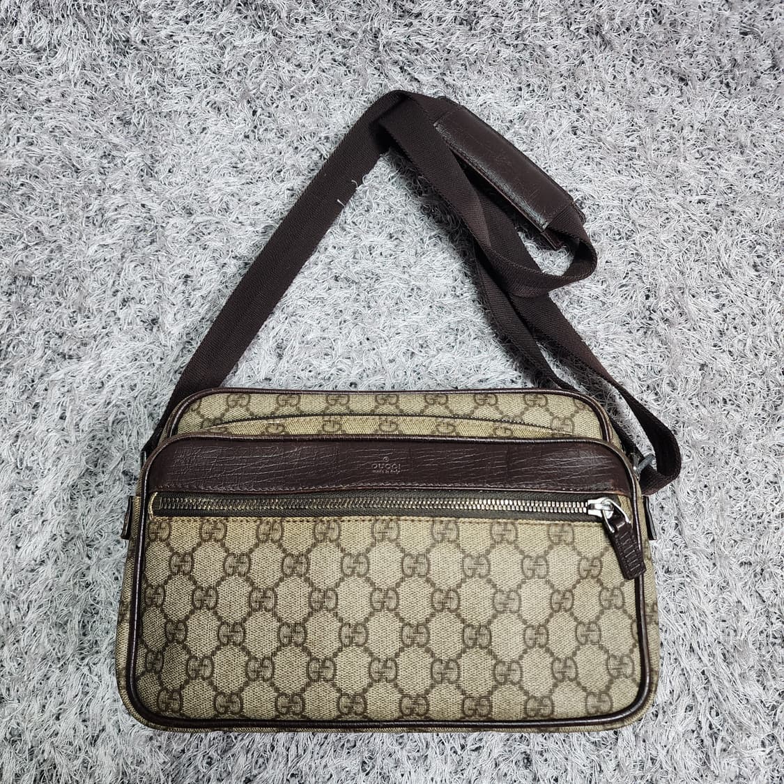 구찌 GG PVC 트리밍 메신저 크로스백 상품이미지1