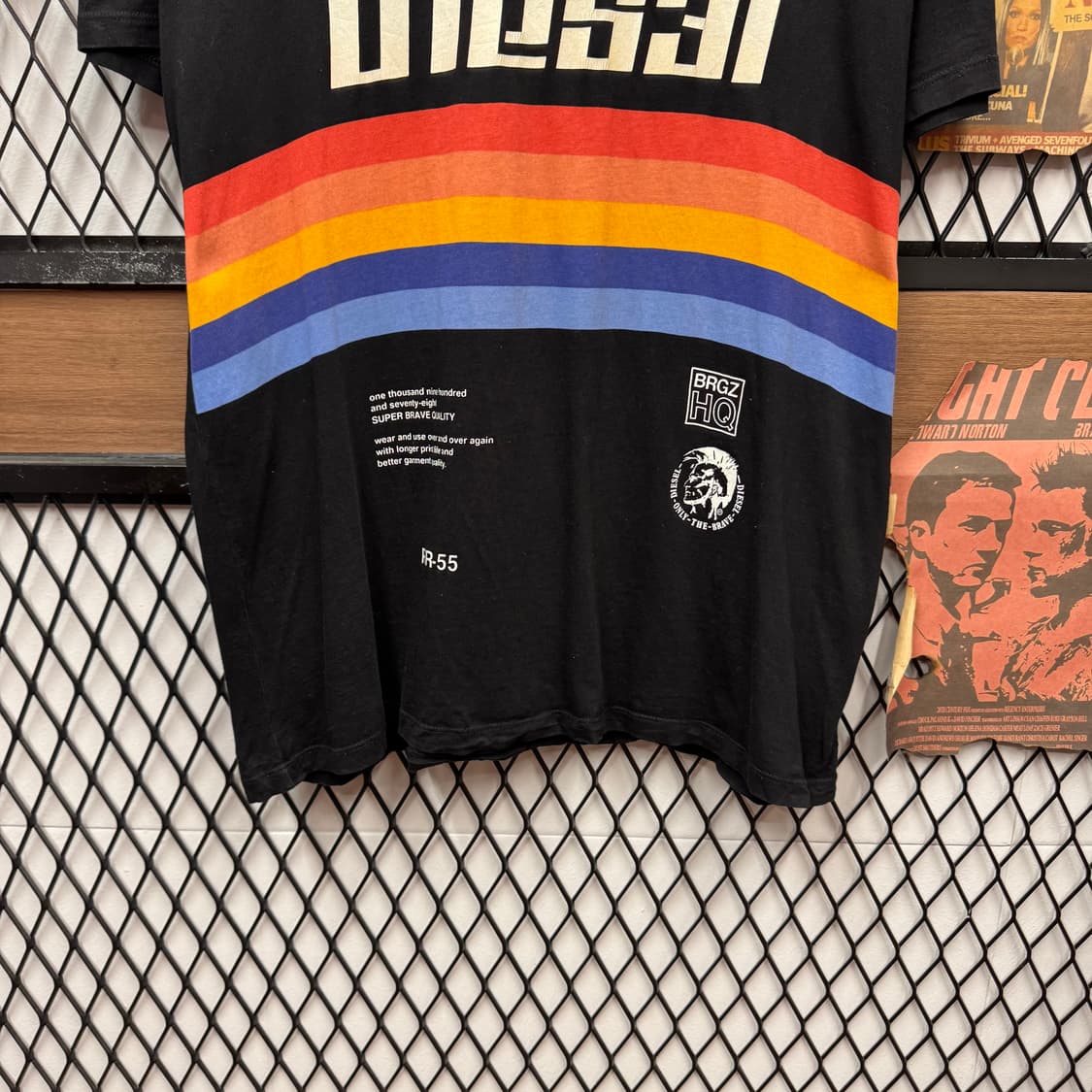 디젤 반팔 티셔츠 전면 레인보우 스트라이프 패턴 포인트 블랙 상품이미지4