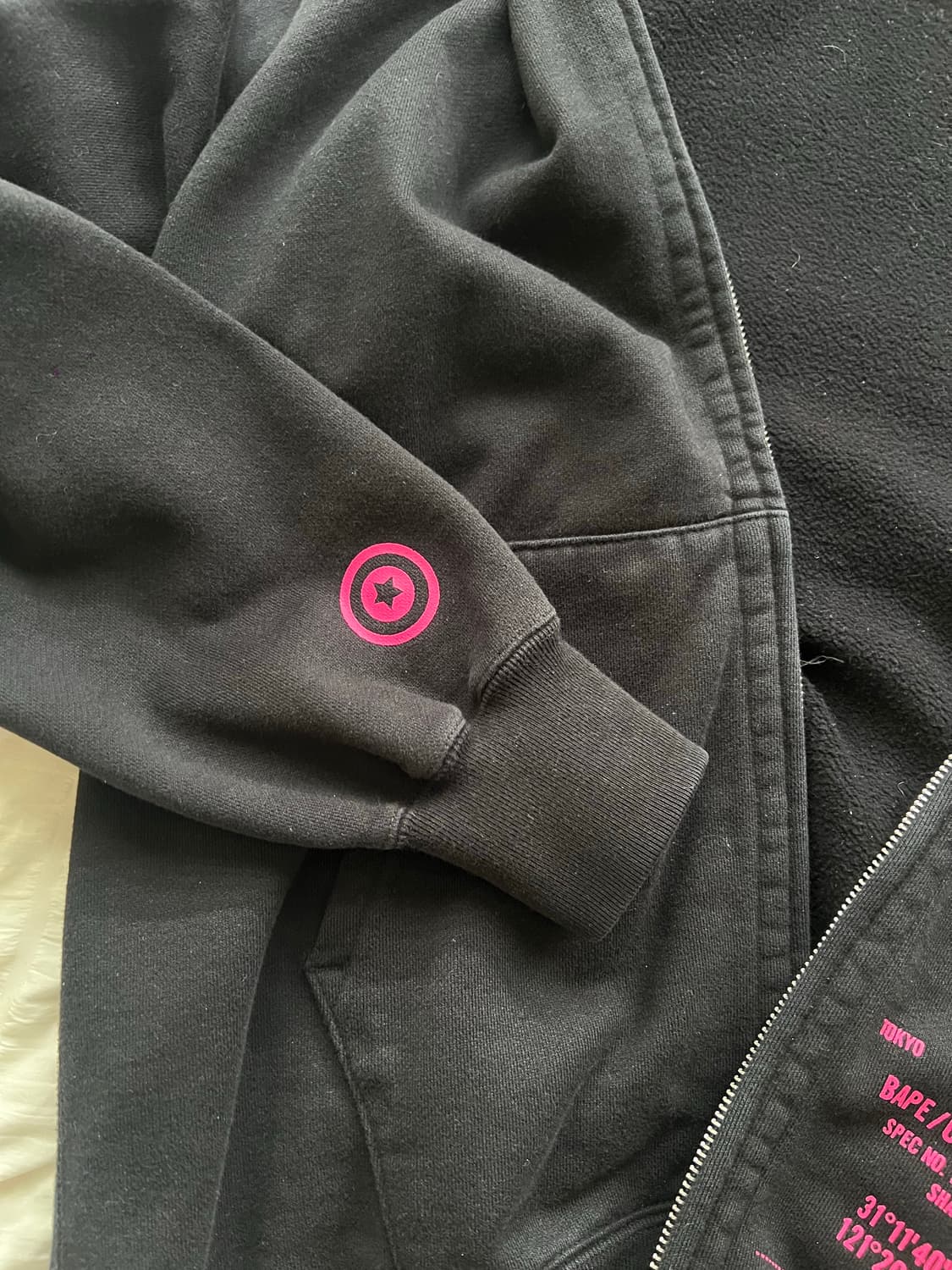 베이프 x 언디피티드 샹하이 한정 더블 샤크 후디 (BLACK / PIN 상품이미지4