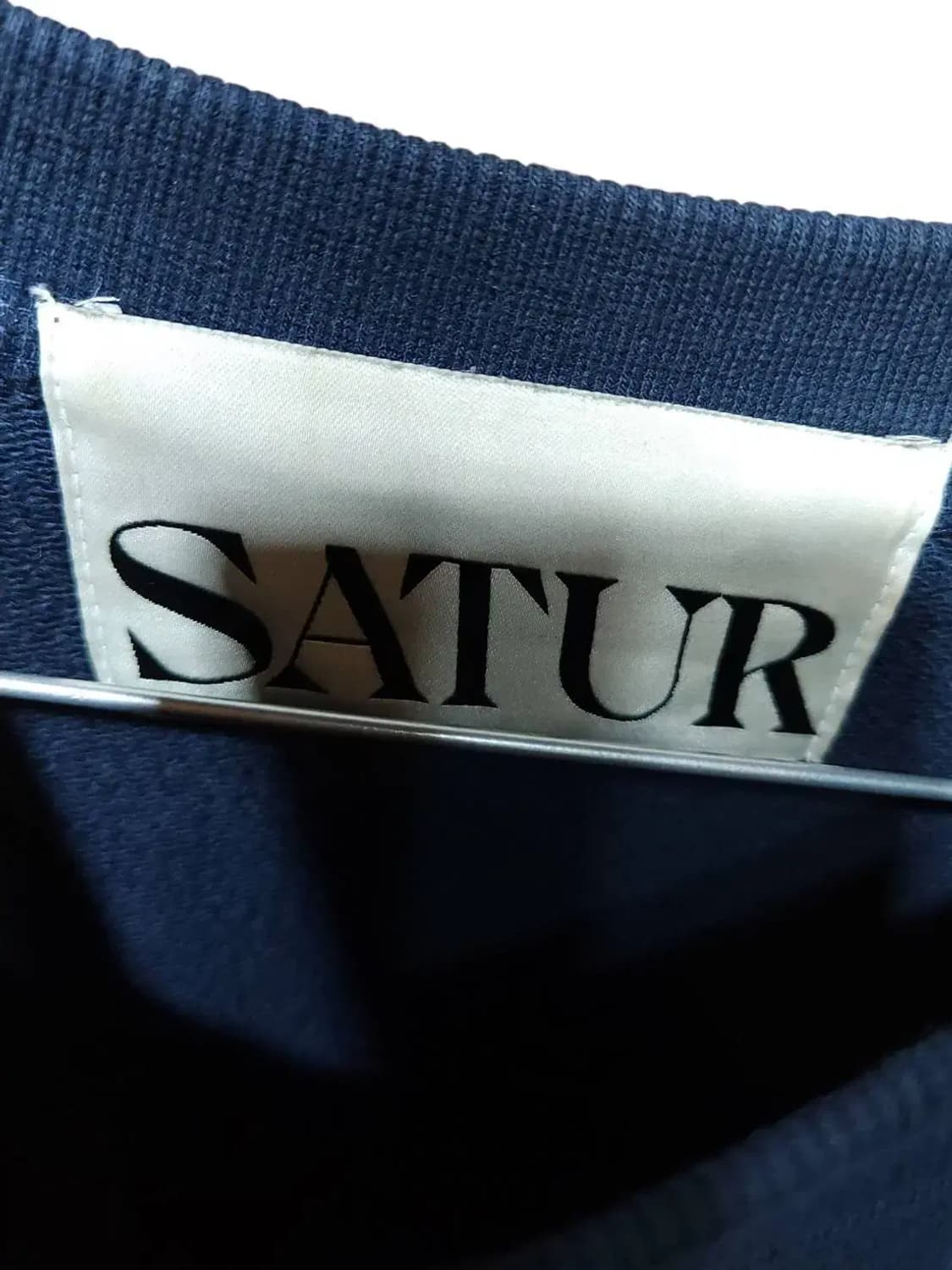 L/ SATUR 세터 더블린 언발란스 체인 자수 맨투맨 /1027 상품이미지5