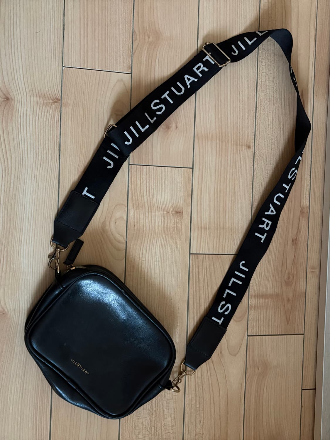 질스튜어트 블랙 미니 크로스백 / 로고 스트랩 상품이미지1